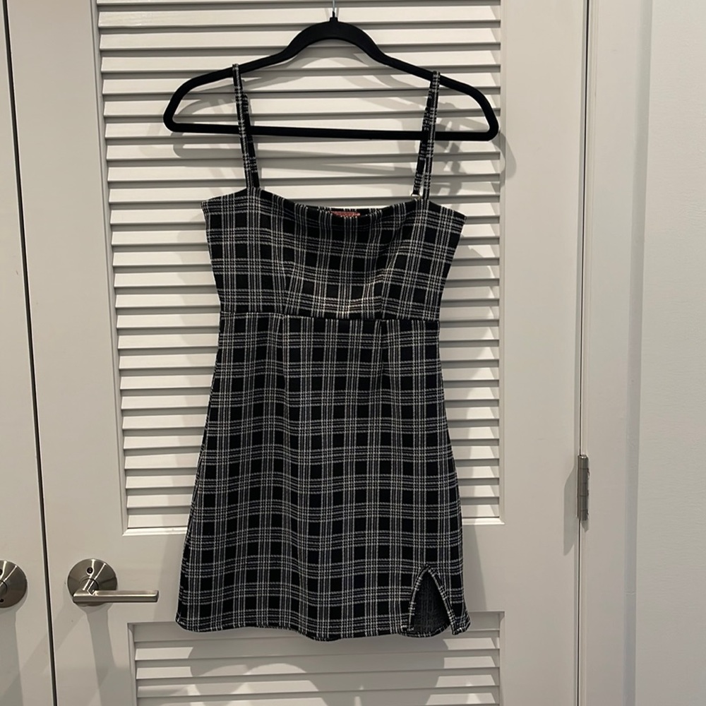 Black and white stretchy mini dress
